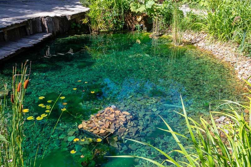 önfenntartó kerti tó